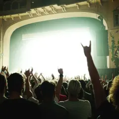 Tłum szaleje na koncercie niemieckiego zespołu rockowego. Ręce w górze, światła sceny oślepiają.