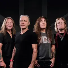 Sześciu członków Iron Maiden, gotowych do zagrania swoich najnowszych utworów.