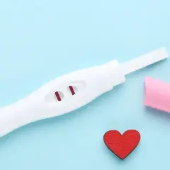 Test ciążowy z dwoma czerwonymi kreskami, różowa nakładka i serduszko. Kiedy zrobić test ciążowy?
