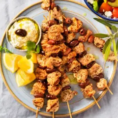 Grillad kyckling souvlaki med oliver, citronklyftor och tzatziki. Ett perfekt souvlaki recept för en somrig middag.