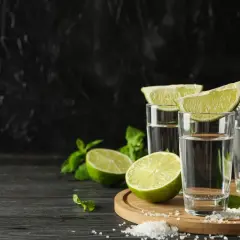 Szklanki z mezcalem, limonki i mięta. Zastanawiasz się, mezcal co to? To meksykański alkohol z agawy, często pity z solą i limonką.