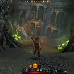 Postać w grze Neverwinter Online zbliża się do mrocznej, kamiennej budowli z łukami i drzwiami.