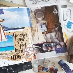 Kolaż z wycinków gazet, inspirujący do podróży: jachty, plaża, luneta, mapy, muszle i walizka. "Go where you feel most alive".