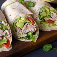 Trois wraps poulet avocat frais et colorés, prêts à être dégustés. Une recette simple et savoureuse.