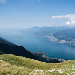 Blick vom Monte Baldo auf den Gardasee. Ein perfekter Ort für **Monte Baldo Wandern** mit atemberaubender Aussicht.