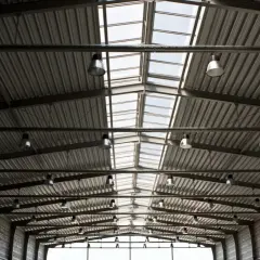 Jaka grubość blachy trapezowej na dach zapewni trwałość i bezpieczeństwo?