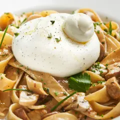 Pasta mit Pilzen und cremiger Burrata, ein köstliches italienisches Gericht.