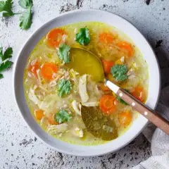 Sopa de pollo: Receta experta y el remedio que sí funciona