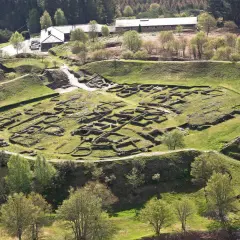Vista aérea del castro de Viladonga, con sus murallas y restos de edificaciones de piedra cubiertos de hierba.
