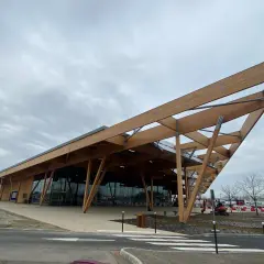 L'aire de Garonne A62, avec sa structure en bois moderne, invite au repos.