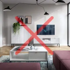 Nowoczesny salon z białymi meblami i sofą w kolorze malinowym. W tle widać okno i drzwi tarasowe. To idealne miejsce do odpoczynku w Twoim domu szeregowym.