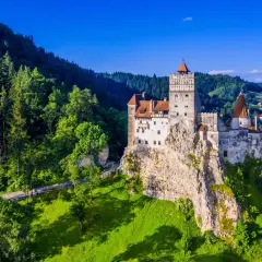 Zamek Bran, znany jako "Zamek Draculi", to obowiązkowy punkt na mapie Rumunii. Warto zobaczyć tę średniowieczną fortecę na skale, otoczoną bujną zielenią.