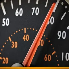 Tacho zeigt 40 km/h. Aufpassen, das Tempolimit in Portugal ist oft niedriger.