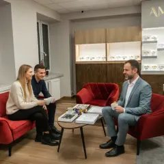 Porysowana obrączka: Jubiler czy domowe sposoby? Wybierz mądrze!