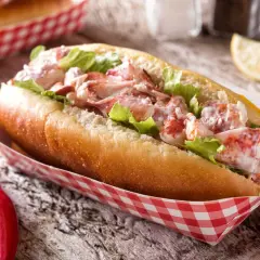 Un généreux hummer sandwich, garni de homard frais et de laitue croquante, servi dans un pain brioché.