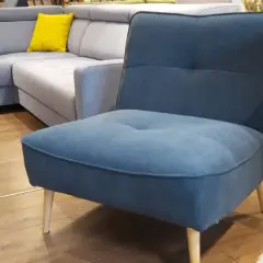 Fotel do szarej kanapy: Kolory, materiały, styl wybierz idealny!