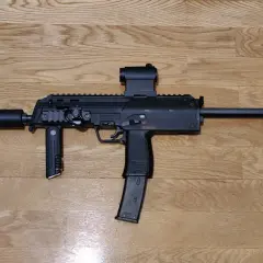 Réplica de airsoft la mancha, MP7 A1 con silenciador y mira holográfica, lista para la acción.