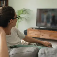 Jaka wielkość TV do salonu – uniknij błędów przy wyborze rozmiaru