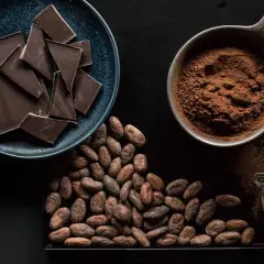 Tableta de chocolate, cacao en grano y polvo de cacao, mostrando diferentes tipos de chocolate.