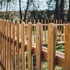 Ile kosztuje malowanie płotu? Ceny, czynniki i oszczędności