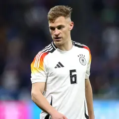 Ein deutscher Fußballspieler, ein starker defensiver Mittelfeldspieler, trägt das Trikot mit der Nummer 6.