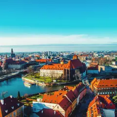 Wrocław z rzeką i zabytkowymi kamienicami, jeden z najładniejszych miast w Polsce.