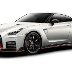 Biały Nissan GT-R Nismo z czerwonymi akcentami, sportowym spojlerem i czarnymi felgami.