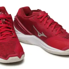 Czerwone buty sportowe Mizuno Wave Stealth Neo, gotowe do gry.
