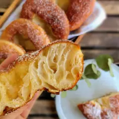 Ein Krapfen aus Franken, zuckrig und fluffig, mit einer luftigen Krume.