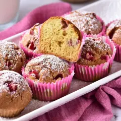 Pyszne muffinki z truskawkami, posypane cukrem pudrem. Ania gotuje i tworzy słodkości, które zachwycają smakiem i wyglądem.