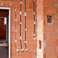 Budowa domu: przewody elektryczne w ścianach z pustaków. Widoczne puszki instalacyjne, przygotowanie do montażu gniazdek. Jak znaleźć puszkę w ścianie?