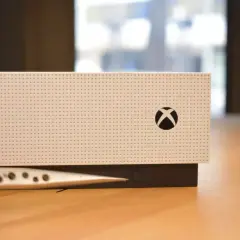 Przycisk parowania na konsoli Xbox Series S. Dowiedz się, jak sparować pada Xbox Series S, by rozpocząć grę.