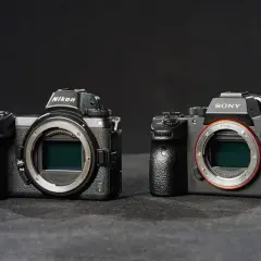 Dwa aparaty bezlusterkowe: Nikon Z6 i Sony a7 III. Nikon Z6, następca legendarnego Nikon Z7 III, obok swojego konkurenta.