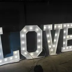 Podświetlane litery LOVE, idealne na wynajem na imprezy i wesela.