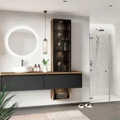 Ein modernes, zeitloses Badezimmer mit Waschtisch, beleuchtetem Spiegel, Duschkabine und Pflanzen.