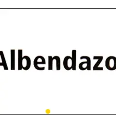 Napis "Albendazol" na białym tle. Lek ten pomaga w leczeniu infekcji pasożytniczych.