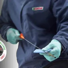 Sprawdź, ile się wlewa oleju do silnika, czyszcząc bagnet. Castrol Edge zachęca do kontroli poziomu oleju.