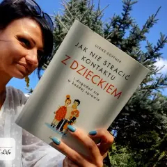 Kobieta czyta książkę "Jak nie stracić kontaktu z dzieckiem". Podpowiada, jak rozmawiać z nastolatkiem, by utrzymać dobrą relację.