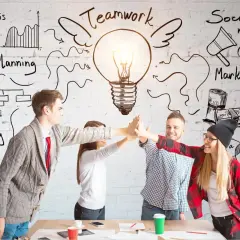 Team che celebra un successo, con disegni di strategia, pianificazione e gestione dei conflitti sullo sfondo.