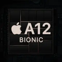 Logo Apple i napis A12 BIONIC na tle układu scalonego, serca iPhone XS.
