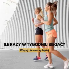 Dwie kobiety biegną, zastanawiając się, ile razy w tygodniu biegać. Tekst sugeruje, że więcej nie znaczy lepiej.