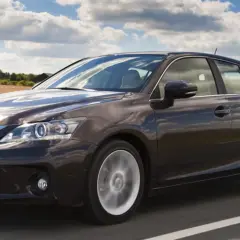 Ciemnobrązowy Lexus CT 200h w ruchu drogowym. Szukasz auta, która hybryda pali najmniej? Ten model to świetny wybór.
