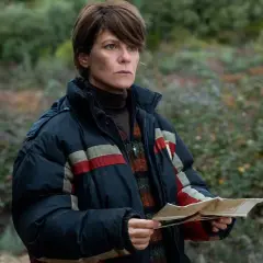 Donna con mappa in mano, immersa nella natura. Le sue espressioni suggeriscono un'avventura, forse ispirata dalle recensioni di "as bestas".