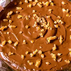 Chokladtårta med marsansås och kanderad apelsin. En härlig marsansås tårta som ser utsökt ut.