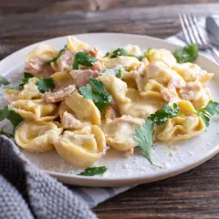 Czym podać tortellini z szynką? 15+ pomysłów na sosy i dania!