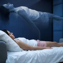 Una mujer levita sobre su cuerpo dormido, como si soñara que alguien muere y su espíritu abandona el cuerpo.
