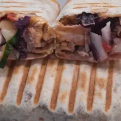 Jak zawijać kebab w tortilli, by uniknąć problemów z rozpadaniem się
