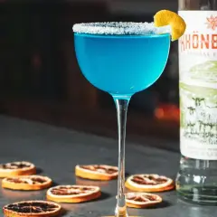 Erfrischender Blue Curacao Cocktail mit Zuckerrand, garniert mit Zitrone. Ein tolles Rezept für den Sommer.