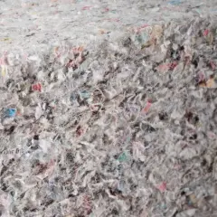 Gęsta, włóknista struktura celulozy ocieplenie, z widocznymi kolorowymi fragmentami.
