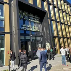 Grupa studentów przed Akademią Nauk Stosowanych w Nowym Sączu. Wydział Nauk Ekonomicznych, kierunkowy 18 Polska.